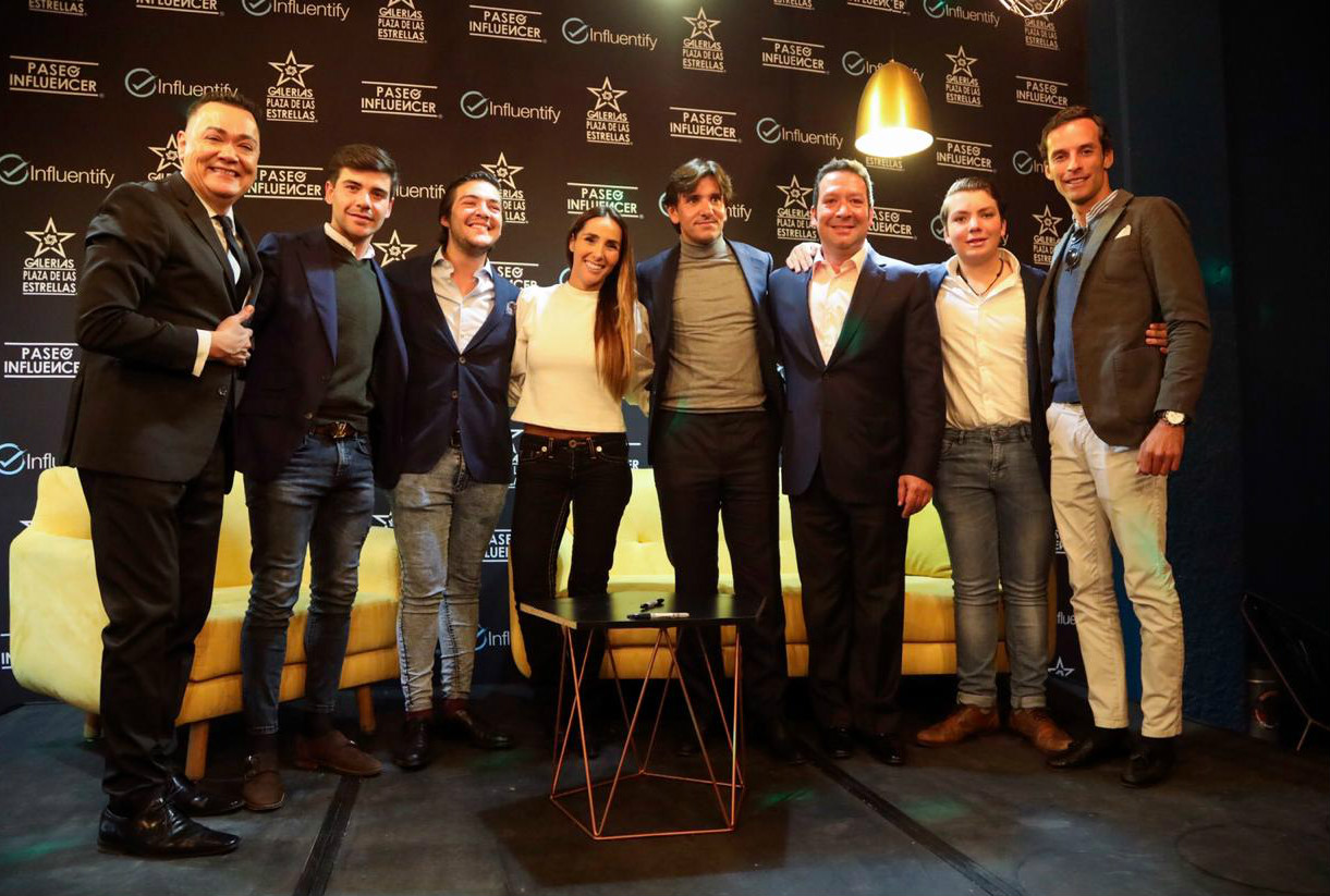 Diego Ventura plasma sus huellas en la Plaza de las Estrellas de Ciudad de México