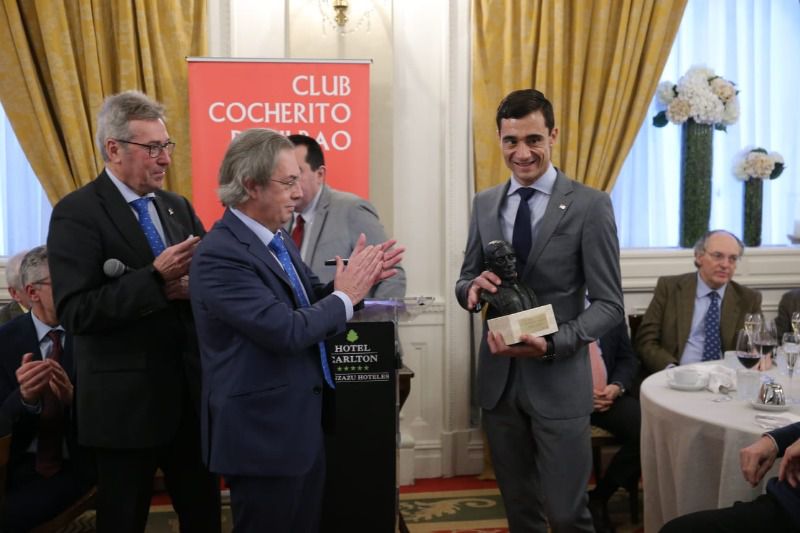 Honores para Paco Ureña en el Club Cocherito de Bilbao