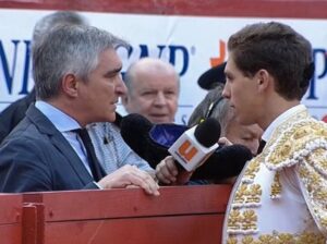 Ginés Marín, brindando un toro en La México ha quien ha sido su apoderado y hombre de confianza en la FIT, José Cutiño.