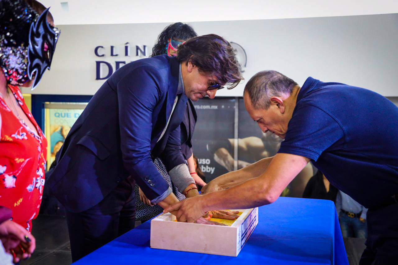 Diego Ventura plasma sus huellas en la Plaza de las Estrellas de Ciudad de México