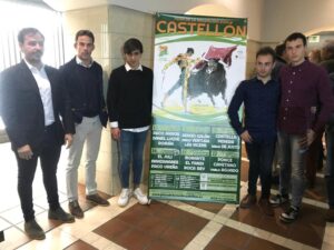 Alberto Ramírez, Paco Ramos y varios alumnos de la Escuela Taurina de Castellón.