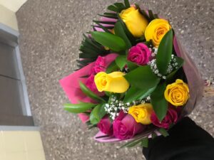 Ramo de flores que le han llevado los jóvenes de TauroAmigo.