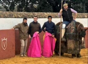 Carretero, junto a sus compañeros Joselito Rus, Javier Gómez Pascual y el picador Pedro Geniz.