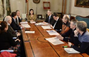 La alcaldesa Gema Igual, reunida con el Consejo de Administración de la plaza de toros.