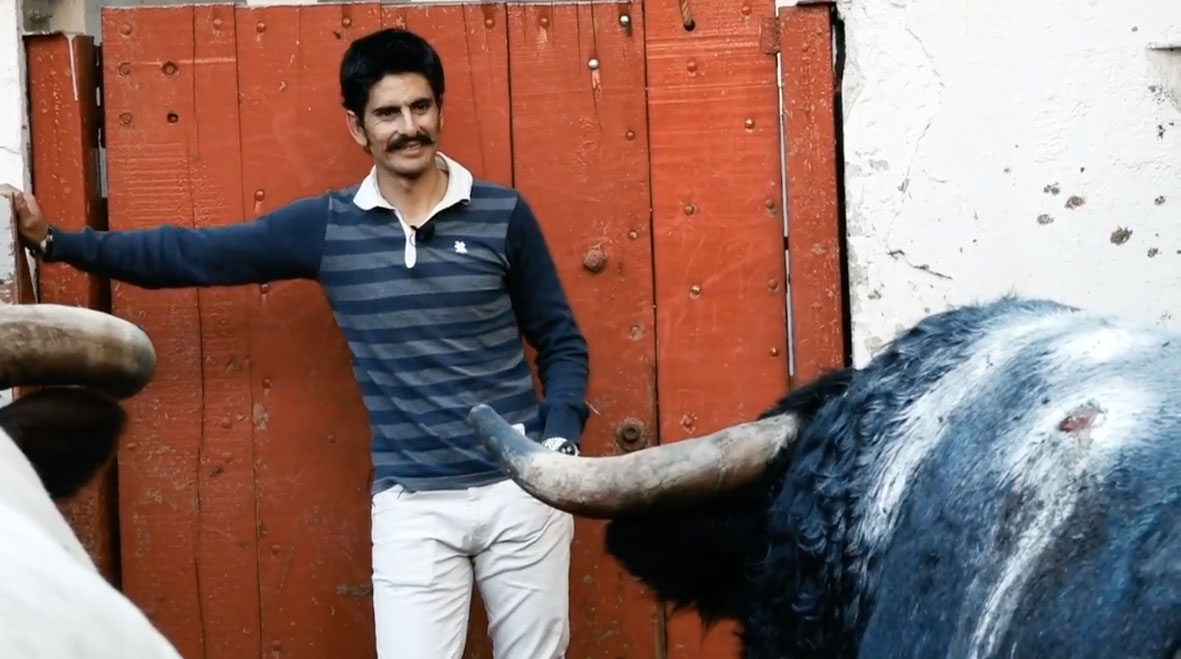 Emiliano Gamero visita a Gaspar en los corrales de La México