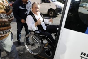 El Soro, a la salida del hospital con silla de ruedas.