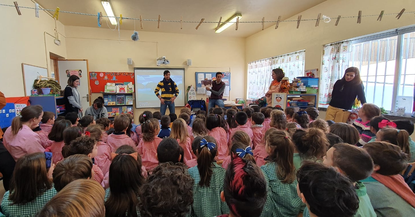 El banderillero José María Soler, junto a unos niños en el colegio El Faro de Algeciras.