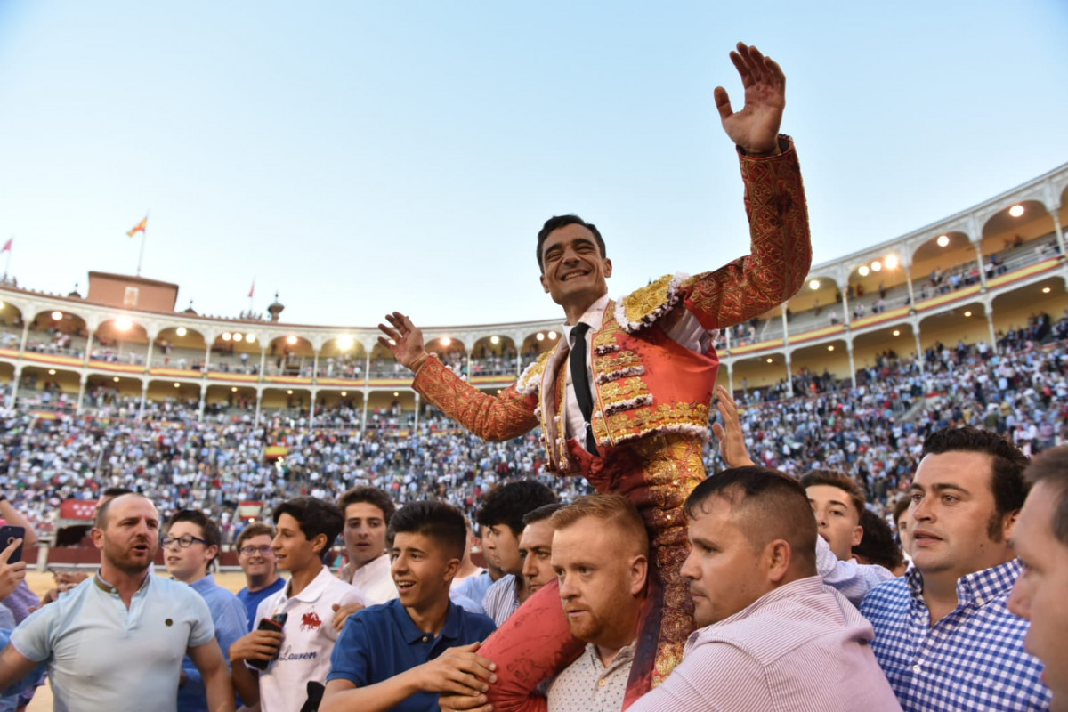 La generosidad de Ureña: dona dos vestidos para subastar y recaudar fondos