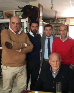Bolaños, junto a su hijo y nieto, además de Currillo y Antonio Osuna, sus amigos de toda la vida.