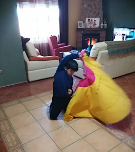 Alumno de la escuela de Badajoz, practicando en casa durante el confinamiento.