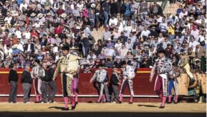 Enrique Ponce, envuelto de su Valencia.