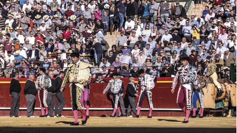 Enrique Ponce, envuelto de su Valencia.