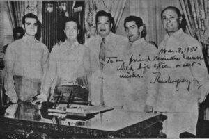 El presidente de la República filipina, Ramón Magsaysay y del Fierro, le recibió en su despacho del Gobierno.