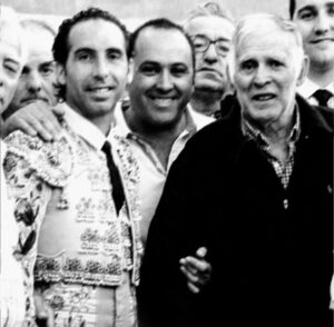 Vicente, acompañado por sus dos hijos.