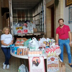 González y Lara, junto a los alimentos donados.