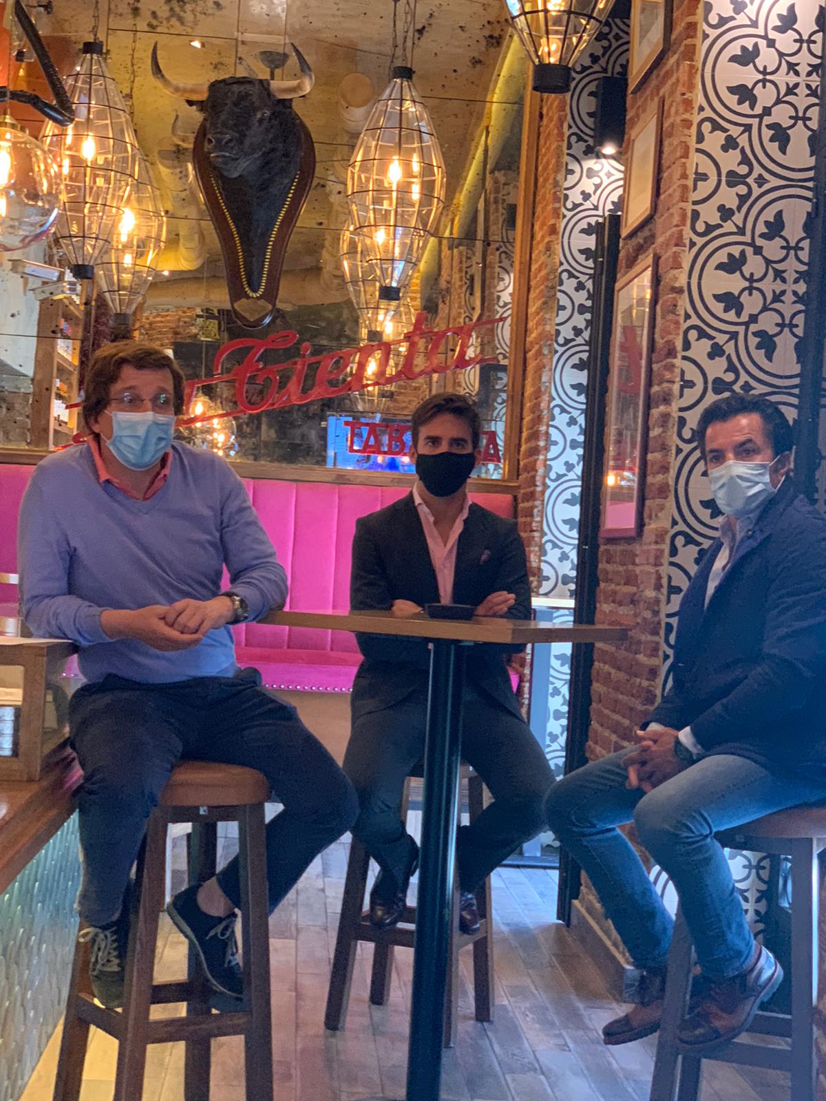 Martínez-Almeida se reúne con el mundo del toro y le promete su ayuda