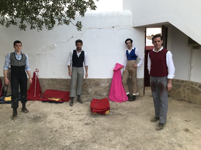 Los matadores Juan Ortega y Alfonso Cadaval, junto a los novilleros valencianos Miguel Polope y Miguel Senent "Miguelito". Todos guardan la distancia de seguridad.