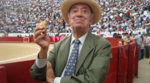 Pablo, en el callejón de la plaza de toros de Quito. Foto: El Comercio