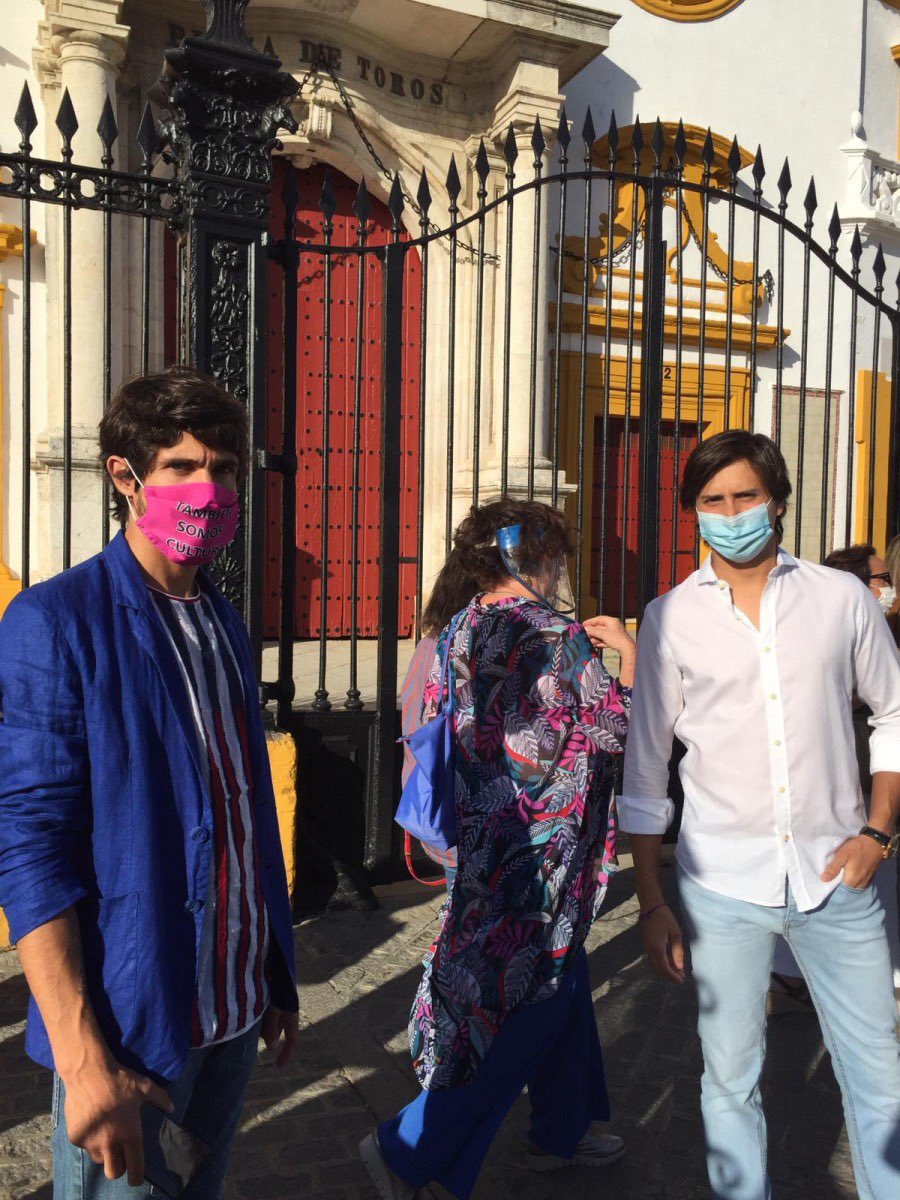 Sebastián Castella y Roca Rey, en el paseo de Sevilla.