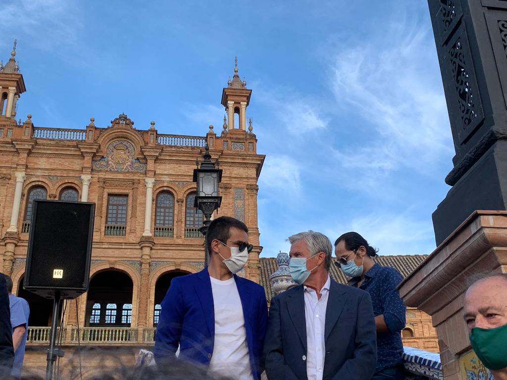 Espartaco y José María Manzanares, en el paseo de Sevilla