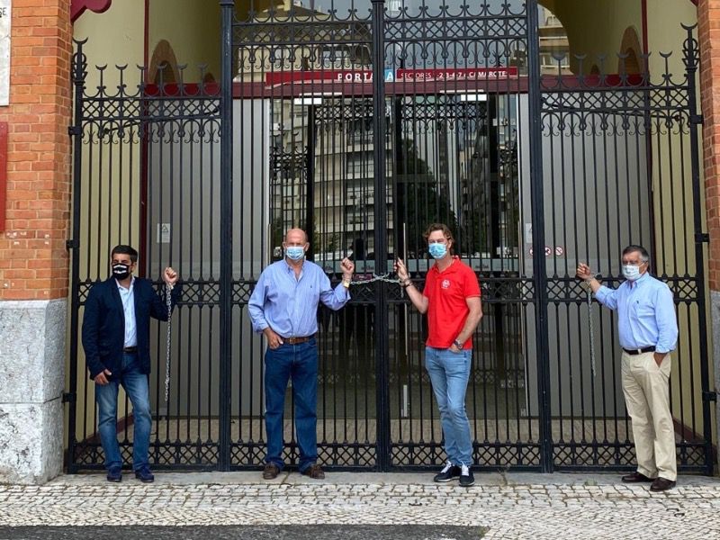 Encadenados a Campo Pequeno hasta que reabra sus puertas para dar toros