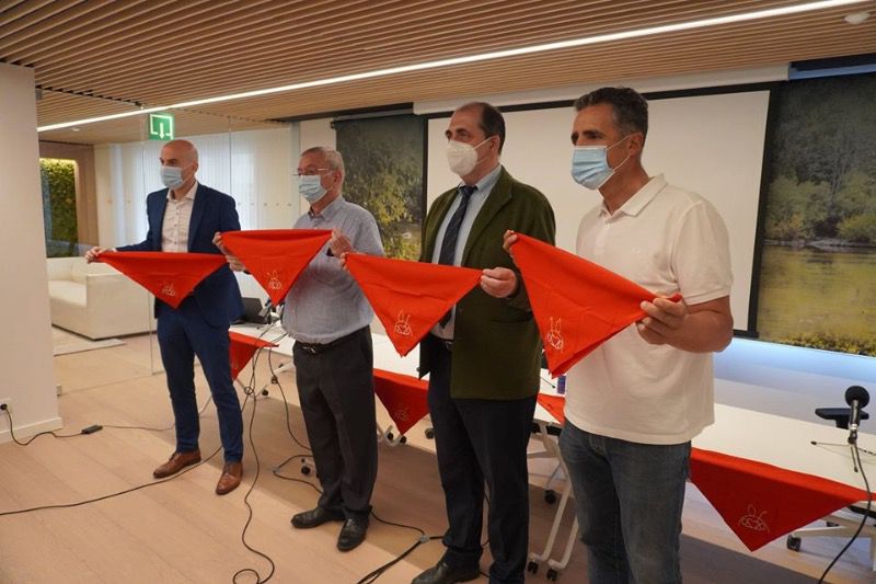 Pañuelico solidario, la iniciativa para ayudar a la Meca y a Cáritas en Pamplona