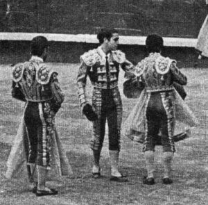 Instante de la confirmación de alternativa de Antonio José Galán.