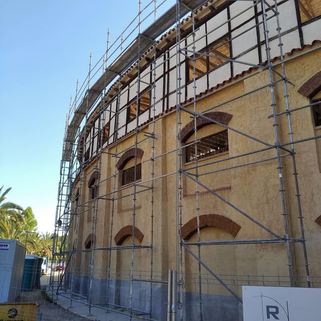 Sutullena cumple años rodeada de andamios