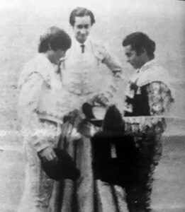 Paquirri, confirmando la alternativa a Espartaco en presencia de Julio Robles.