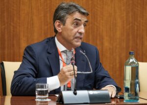 Victorino Martín, durante su intervención en la Comisión de estudio sobre la recuperación económica y social de Andalucía.