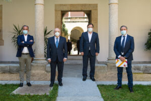 Los empresarios y ganadero, junto con el presidente de la Junta de Extremadura.