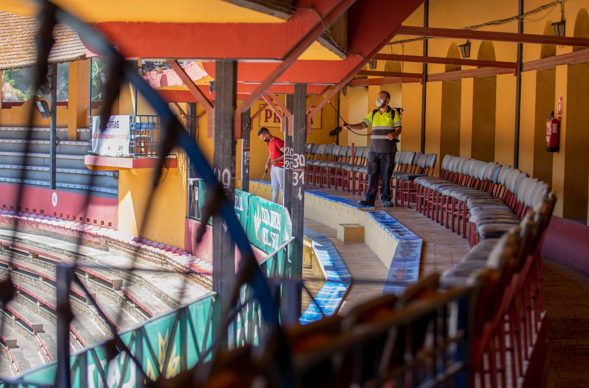 Trabajos de desinfección de la plaza de toros de Huelva
