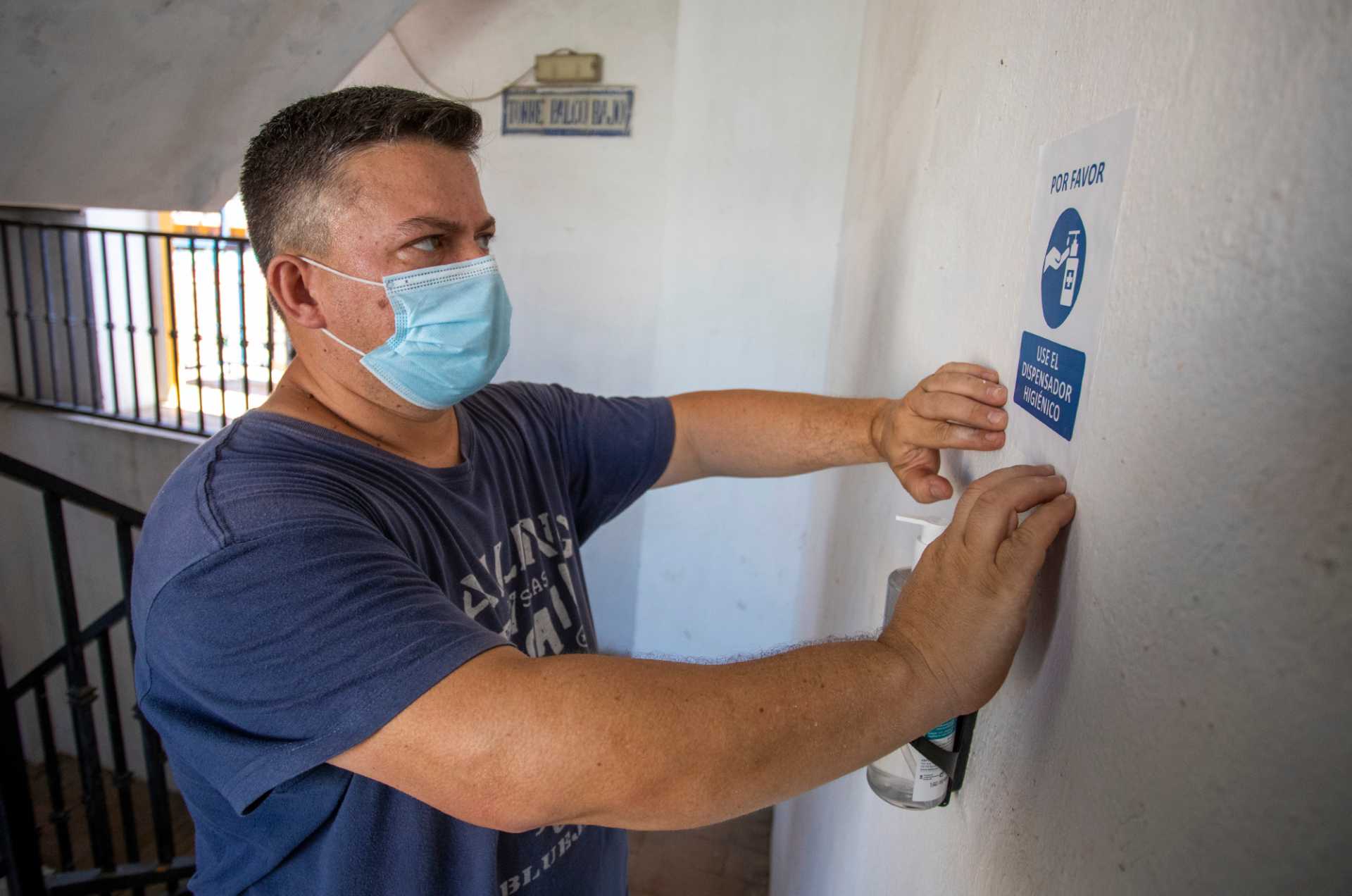 Trabajos de desinfección de la plaza de toros de Huelva