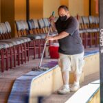 Trabajos de desinfección de la plaza de toros de Huelva