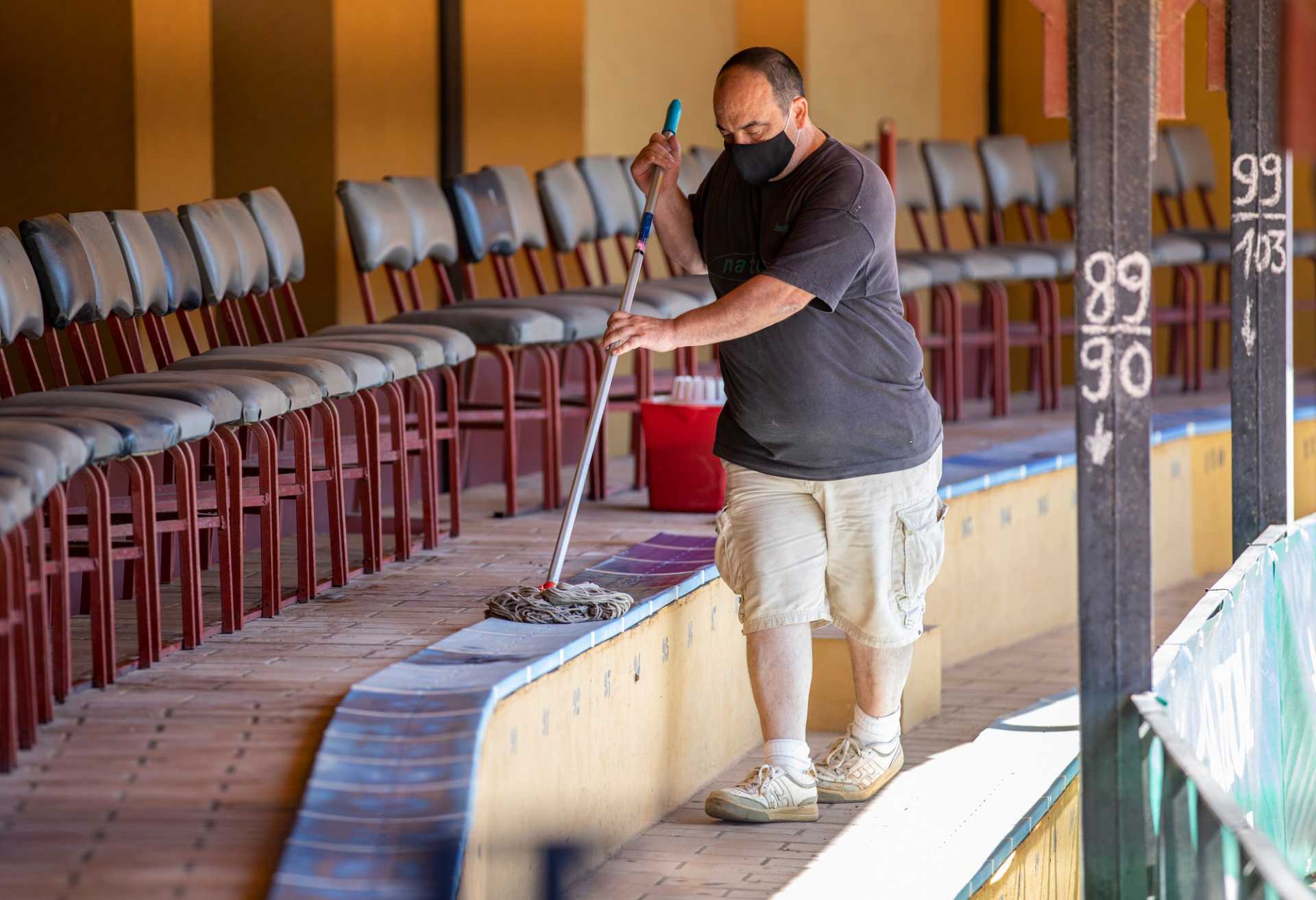 Trabajos de desinfección de la plaza de toros de Huelva