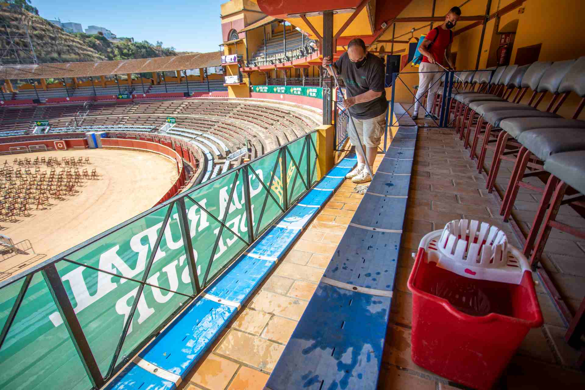 Trabajos de desinfección de la plaza de toros de Huelva