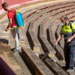 Trabajos de desinfección de la plaza de toros de Huelva