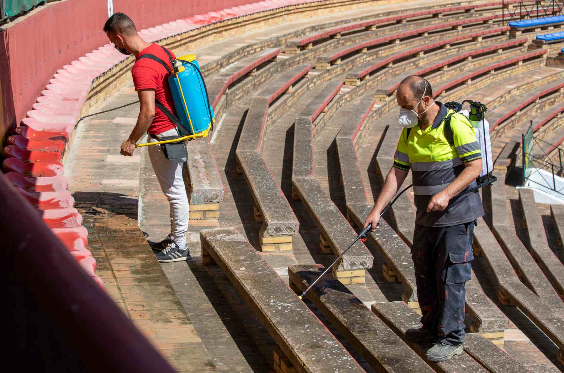 Trabajos de desinfección de la plaza de toros de Huelva