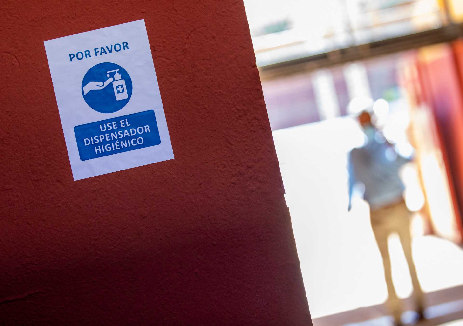 Trabajos de desinfección de la plaza de toros de Huelva