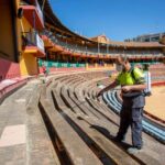Trabajos de desinfección de la plaza de toros de Huelva