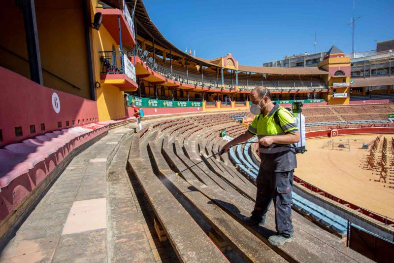 Trabajos de desinfección de la plaza de toros de Huelva