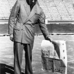 Cabré, diario en mano, dibuja un pase en la plaza de Valencia.