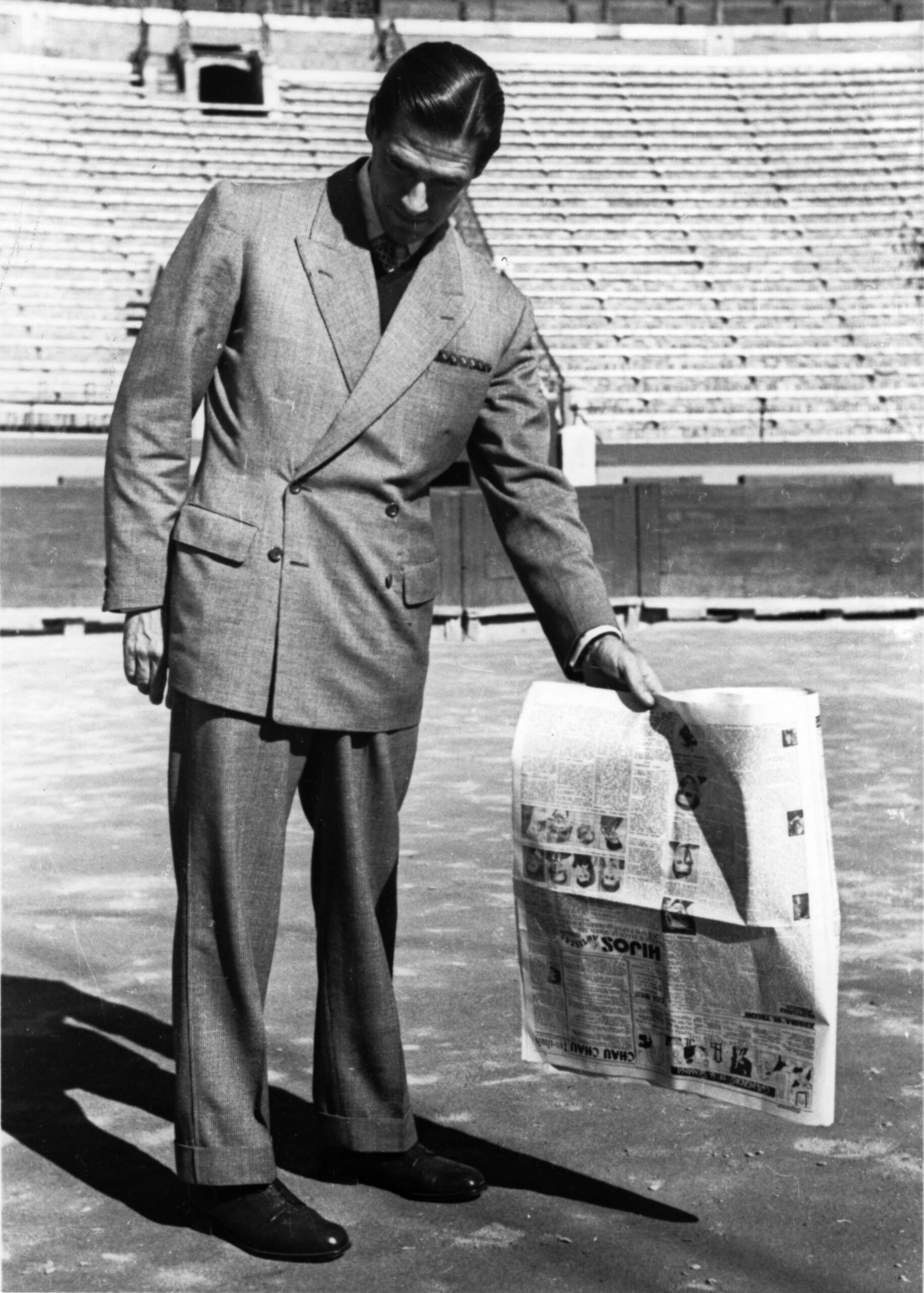 Cabré, diario en mano, dibuja un pase en la plaza de Valencia.