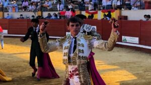 Manuel Osuna, de la Escuela Taurina de Écija, con las dos orejas.