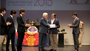 Juan José, recibiendo de manos de El Viti un premio en Salamanca en 2015.