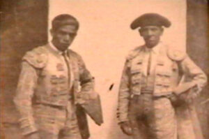 A la izquierda, Troni II junto a su padre.