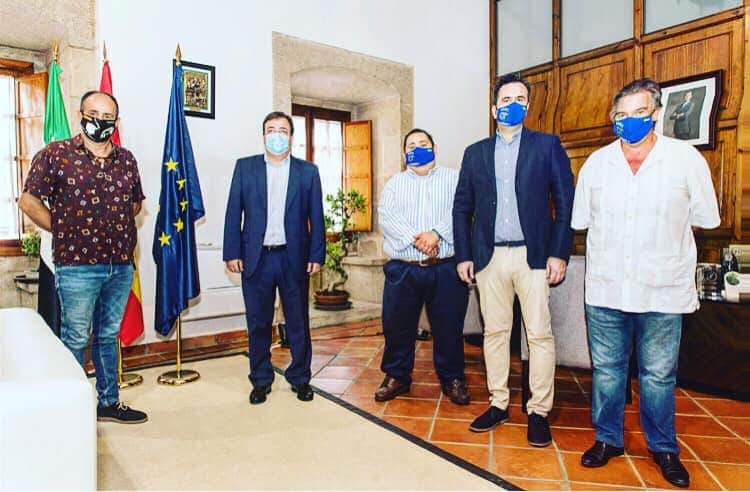 Fernández Vara se reúne con los empresarios taurinos extremeños