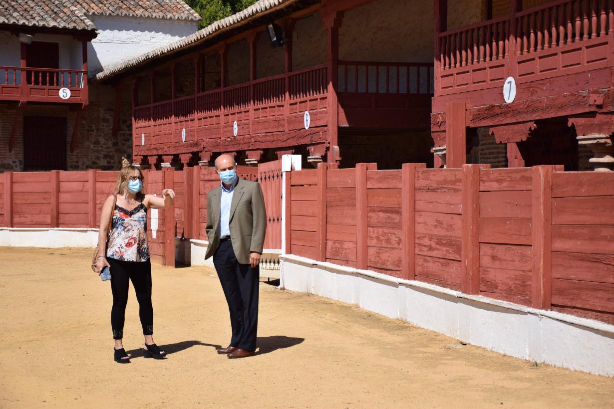 El director general de Programas de Empleo de la JCCM, José Luis Cabezas, ha visitado este martes la plaza de toros acompañado por la alcaldesa de la localidad, Gema García