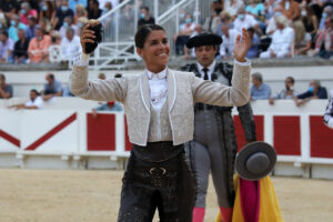 Lea Vicens, con el trofeo del cuarto de la tarde.