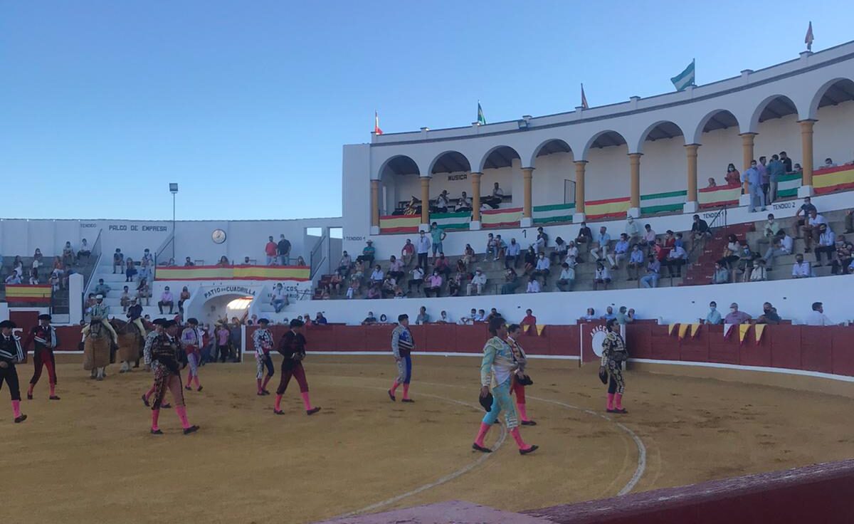 Lagartijo, tres orejas, triunfa en la novillada de Aracena